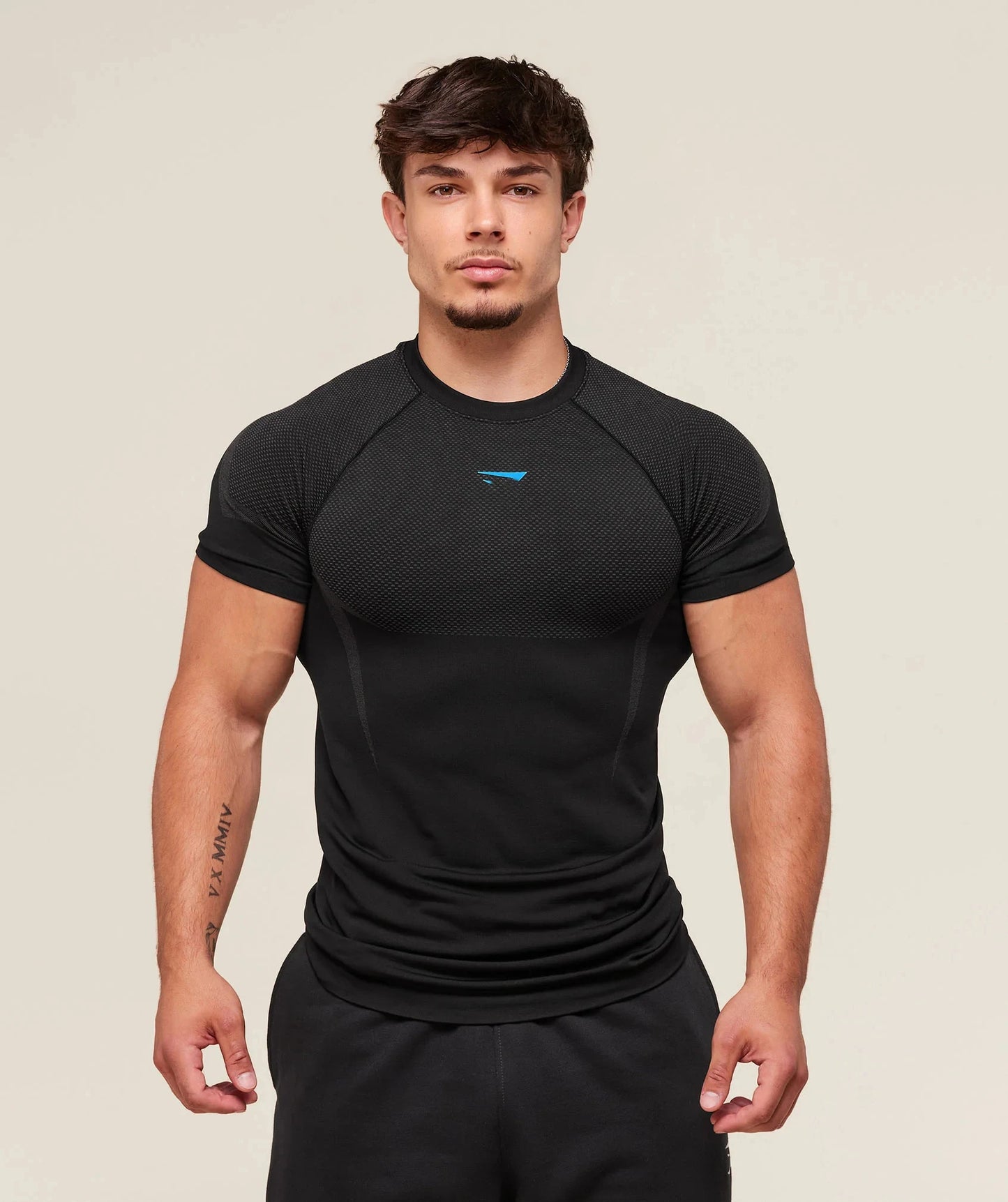 "Vista frontal y posterior de camiseta deportiva transpirable para hombre, perfecta para ciclismo"