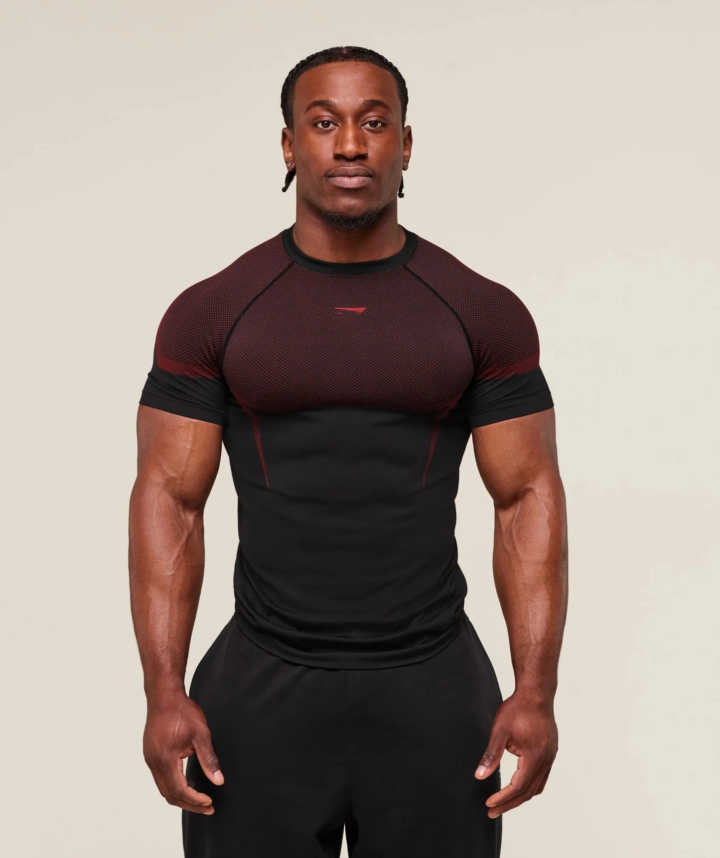 "Vista frontal y posterior de camiseta deportiva transpirable para hombre, perfecta para ciclismo"