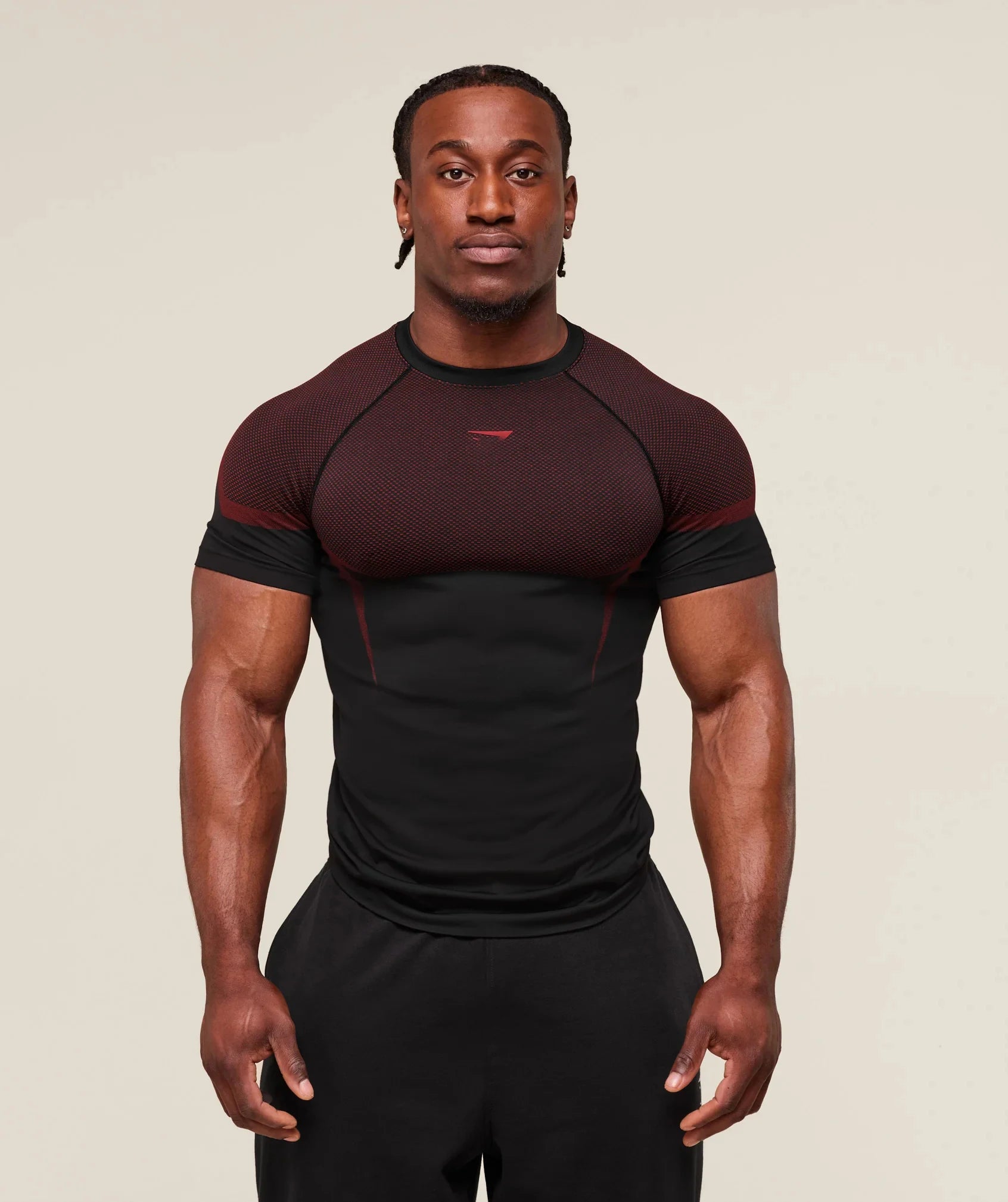 "Vista frontal y posterior de camiseta deportiva transpirable para hombre, perfecta para ciclismo"