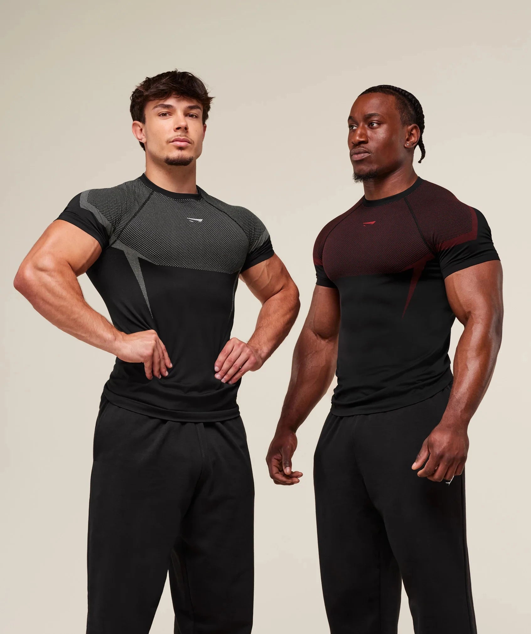 "Camiseta fitness masculina mostrando libertad de movimiento durante ejercicio funcional"