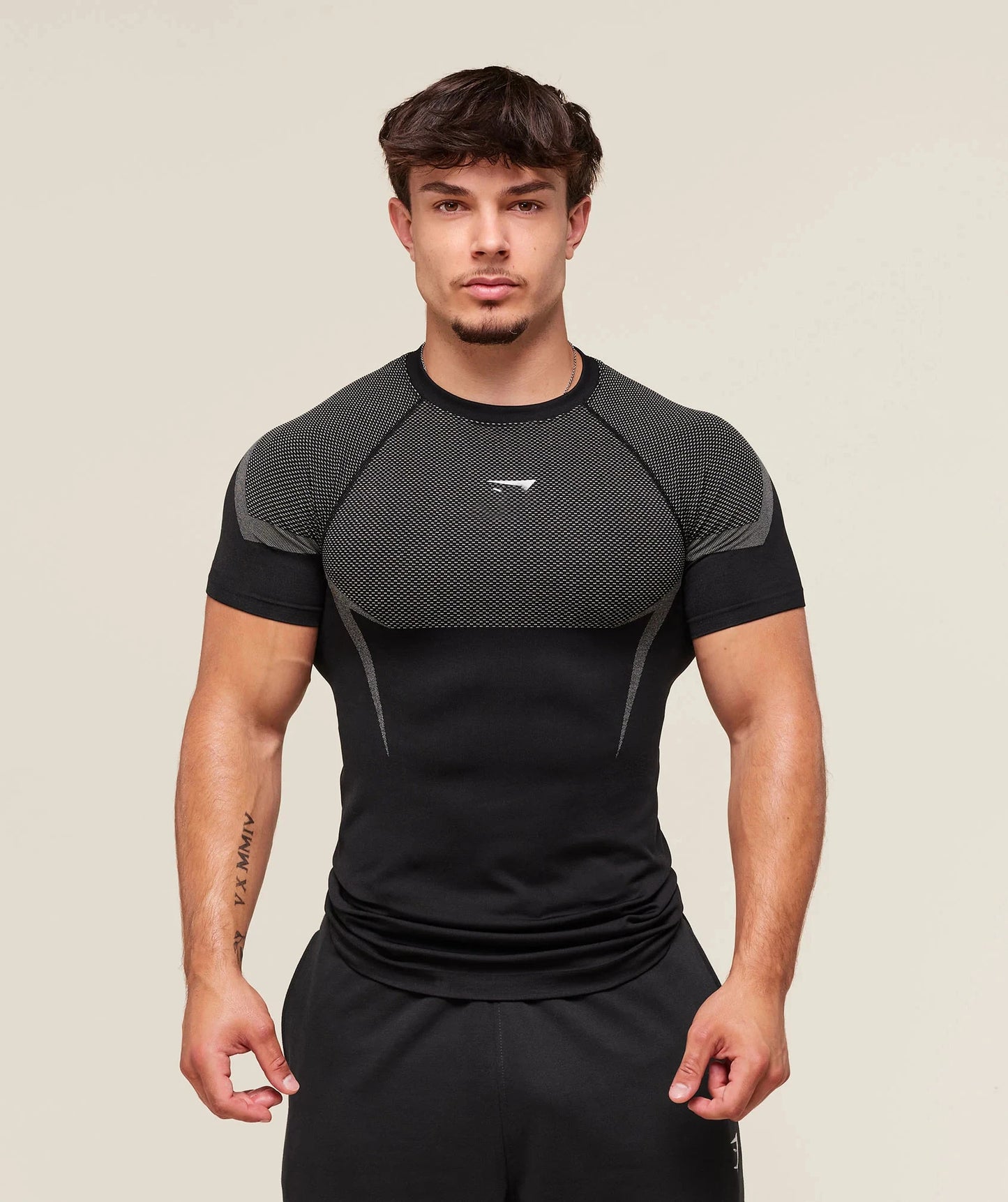 "Vista frontal y posterior de camiseta deportiva transpirable para hombre, perfecta para ciclismo"